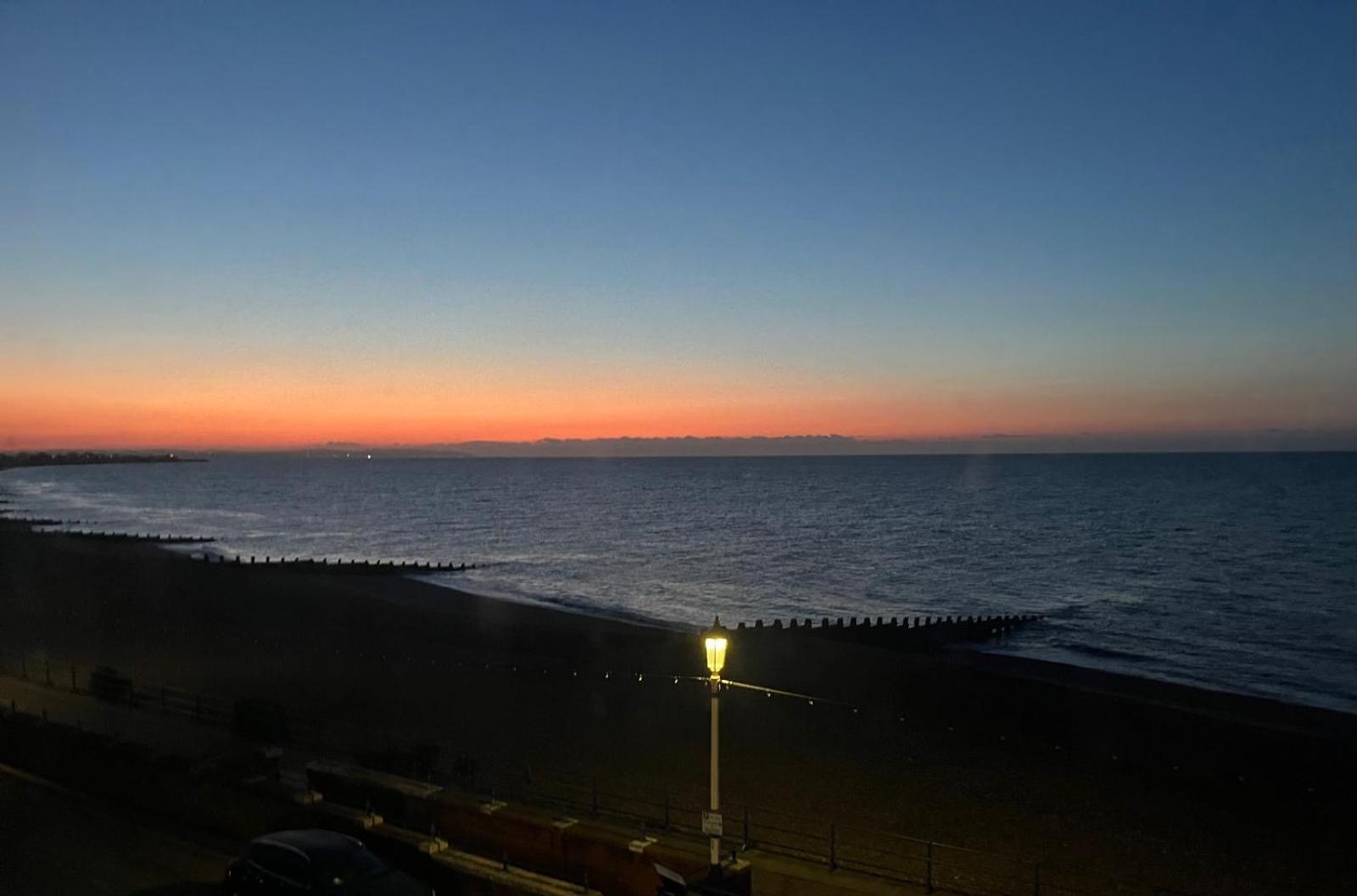 "The Parlour" Seafront Apartment Истбурн Экстерьер фото